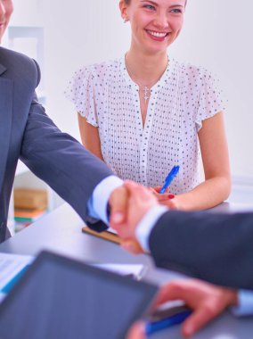 İş tokalaşması. İş adamları el sıkışıyor, toplantıyı bitiriyor.