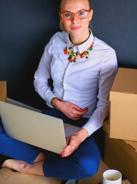 Kobieta Siedzi Podłodze Pobliżu Pudełek Laptopem — Zdjęcie stockowe
