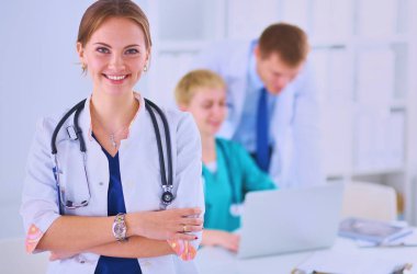 Kadın doktor hastanede steteskopla dikiliyor. .