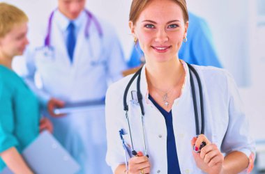 Kadın doktor hastanede steteskopla dikiliyor. .