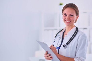Kadın doktor hastanede dosyayla bekliyor. .