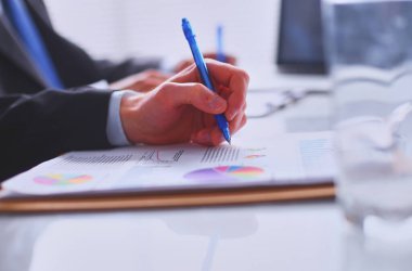 İş adamları office1 masasında bakimi.