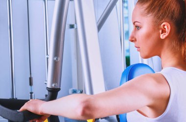 Eğitmenler üzerinde egzersiz spor salonunda güzel kız .