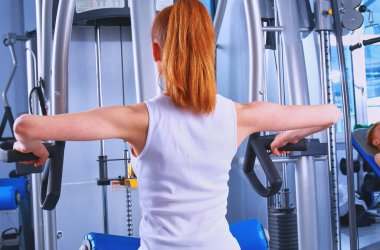 Eğitmenler üzerinde egzersiz spor salonunda güzel kız .