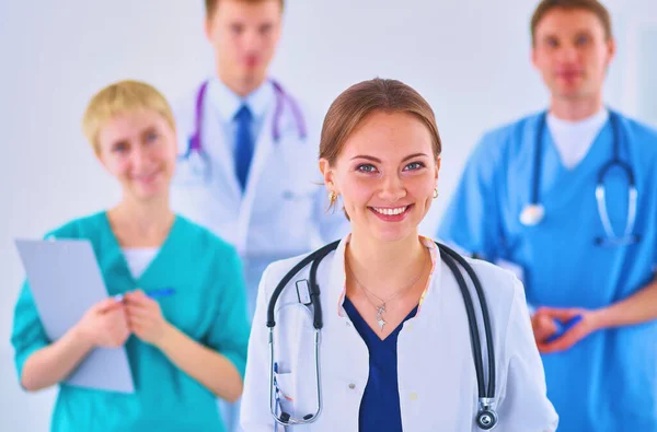 Médica Atraente Frente Grupo Médico — Fotografia de Stock