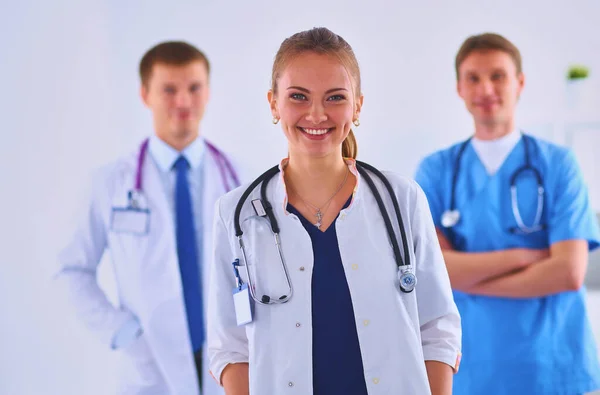 Attraente Medico Donna Fronte Gruppo Medico — Foto Stock