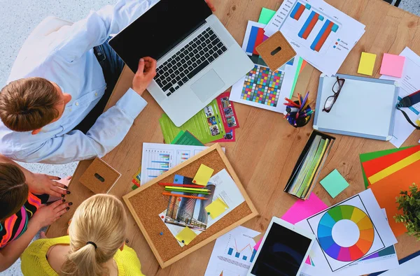 Zakenmensen Zitten Discussiëren Zakelijke Bijeenkomst — Stockfoto