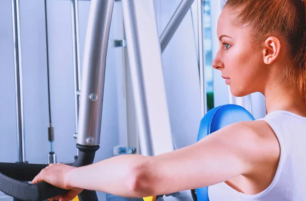 Hermosa Chica Gimnasio Haciendo Ejercicio Los Entrenadores —  Fotos de Stock