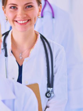 Kadın doktor hastanede steteskopla dikiliyor. .