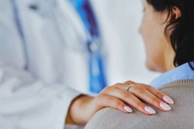 Kadın doktor bir hastaya danışmanlık yapıyor ve tıbbi bilgi ve teşhisi açıklıyor..