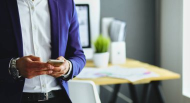 genç işadamı ofisinde SMS yazma.