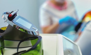 Modern diş muayenehanesindeki dişçi aletleri setinin görüntüsünü kapat.