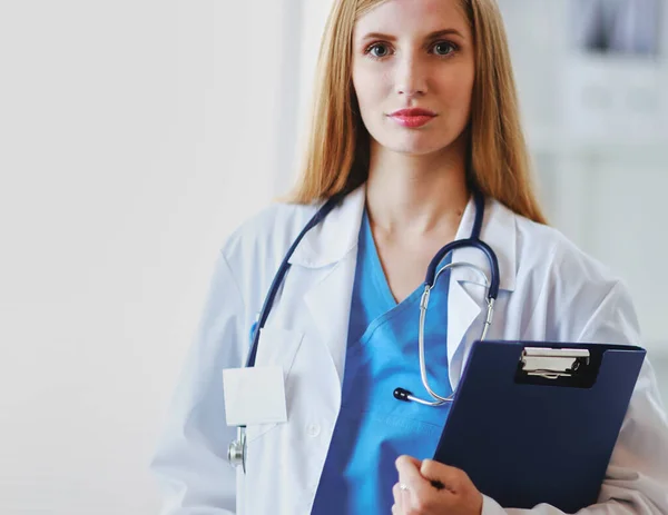 Porträtt Kvinnlig Läkare Med Stetoskop Sjukhuskorridoren Hålla Mapp — Stockfoto