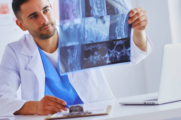 Médico Bonito Está Conversando Com Jovem Paciente Sexo Feminino Fazendo — Fotografia de Stock