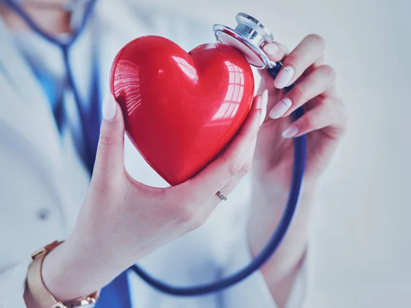 Médico Con Estetoscopio Examinando Corazón Rojo Aislado Sobre Fondo Blanco — Foto de Stock