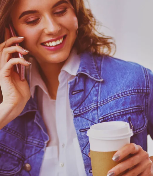 Mujer Joven Cafetería Bebiendo Café Hablando Por Teléfono Móvil — Foto de Stock