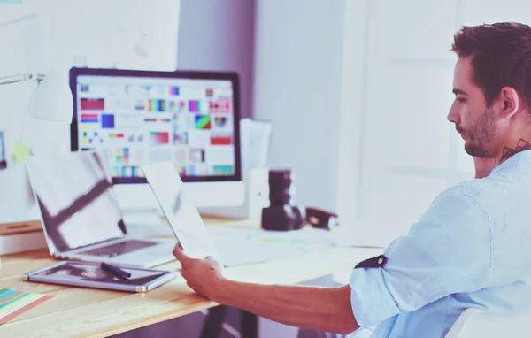 Porträt Eines Jungen Designers Der Grafikstudio Vor Laptop Und Computer — Stockfoto