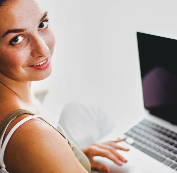 Una Giovane Ragazza Colledge Seduta Sul Pavimento Con Computer Portatile — Foto Stock