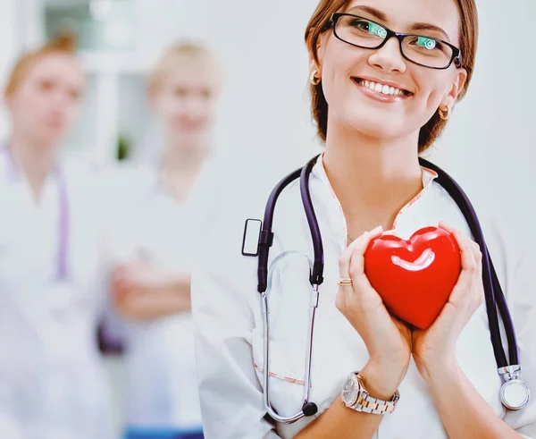 Médica Com Estetoscópio Segurando Coração Isolada Fundo Branco — Fotografia de Stock