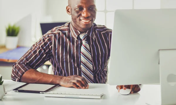 Stilig Afro Amerikansk Affärsman Klassisk Kostym Att Använda Laptop Och — Stockfoto