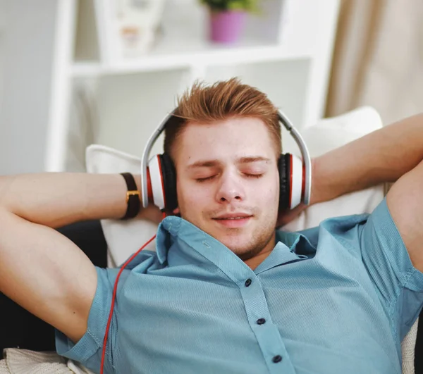 男人戴着耳机在家里听音乐 — 图库照片