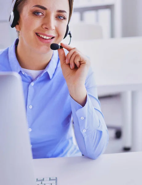 Mujer Bastante Joven Seria Que Trabaja Como Operador Telefonía Apoyo — Foto de Stock