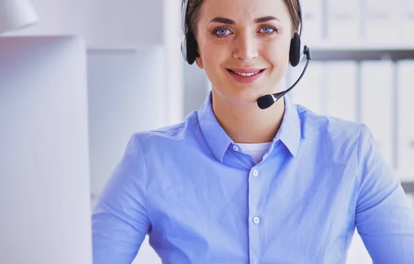 Ernstige Mooie Jonge Vrouw Die Werkt Als Support Telefoon Operator — Stockfoto