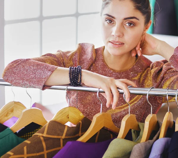 Mooie Jonge Stylist Bij Rek Met Hangers — Stockfoto