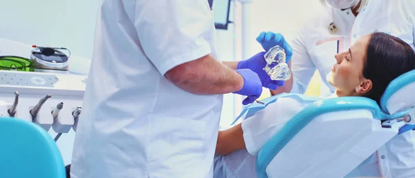 若い女性の患者を検査し 作業男性歯科医 歯科事務所 — ストック写真