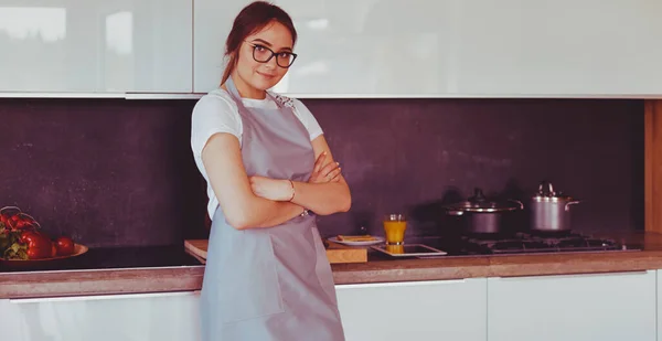 Retrato Mujer Joven Pie Con Los Brazos Cruzados Contra Fondo — Foto de Stock