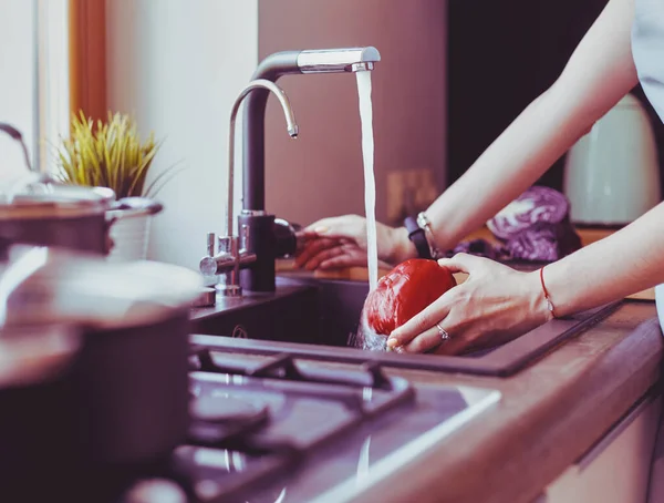 Een Vrouw Die Groenten Wast Mooie Jonge Vrouw Wassen Groenten — Stockfoto