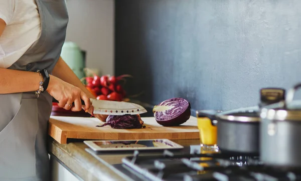Yeni Mutfakta Yemek Pişiren Kadın Sebzelerle Sağlıklı Yemekler Yapıyor — Stok fotoğraf