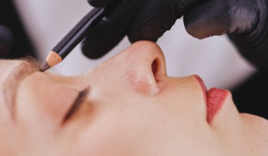 Kalıcı Kalıcı Kaşlara Makyaj Uygulayan Kozmetikçi.