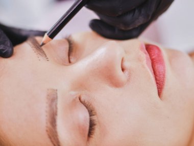 Kalıcı Kalıcı Kaşlara Makyaj Uygulayan Kozmetikçi.