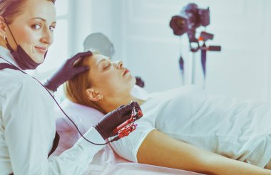 Mikroplu kaşlar güzellik salonunda akıyor.