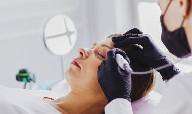 Mikroplu kaşlar güzellik salonunda akıyor.