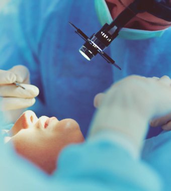 Ameliyathanede çalışan bir cerrah..