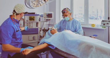 Ameliyathanede çalışan bir cerrah..