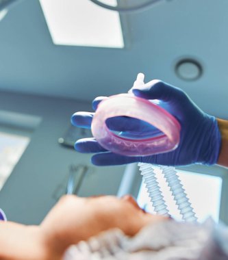 Ameliyathanede çalışan bir cerrah..