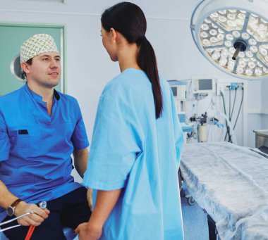 Ameliyathanede çalışan bir cerrah..