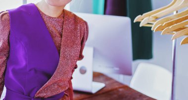 Askıları olan güzel bir stilist..