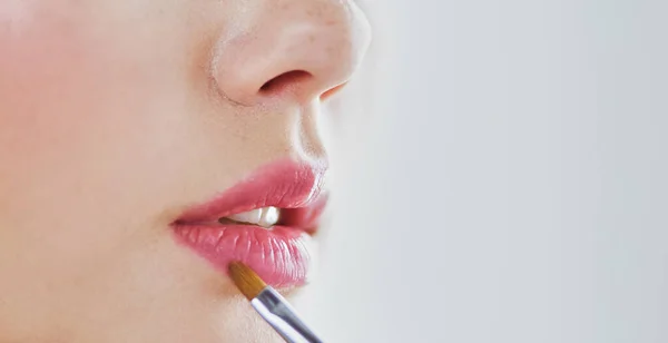 Hermosa Chica Con Cepillo Polvo Cosmético Para Maquillaje Maquillaje Maquillaje — Foto de Stock