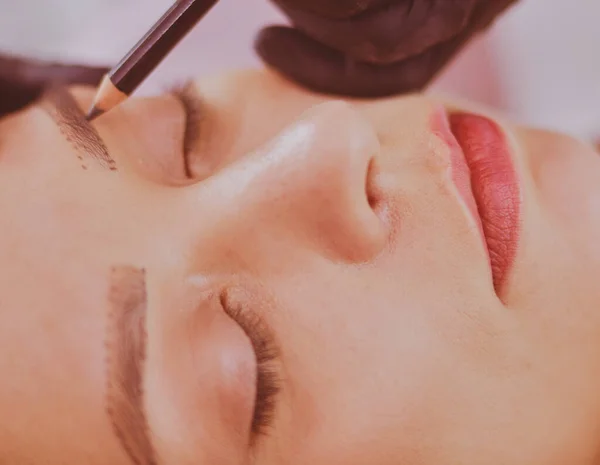 Cosmetólogo Aplicando Maquillaje Permanente Las Cejas — Foto de Stock