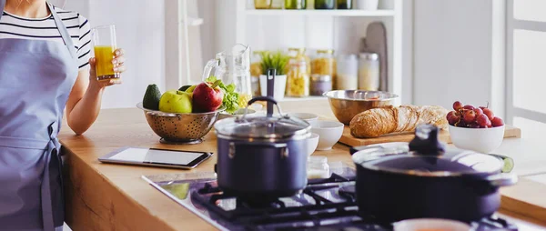 Aantrekkelijke Vrouw Met Een Glas Sinaasappelsap Terwijl Keuken Staat — Stockfoto