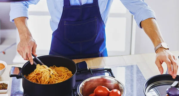 Mann Bereitet Leckeres Und Gesundes Essen Der Heimischen Küche — Stockfoto