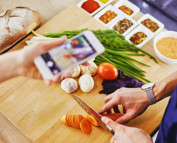 Uomo Che Prepara Cibo Delizioso Sano Nella Cucina Casa — Foto Stock