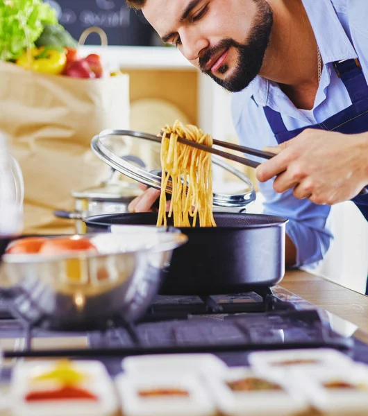 Чоловік Готує Смачну Здорову Їжу Домашній Кухні — стокове фото
