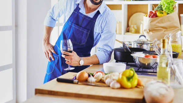Hombre Preparando Comida Deliciosa Saludable Cocina Casera —  Fotos de Stock