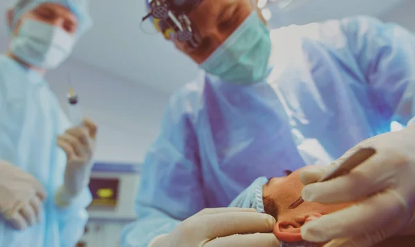 Ameliyathanede Çalışan Bir Cerrah — Stok fotoğraf