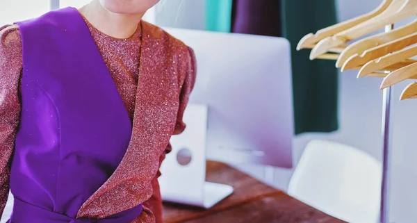 Mooie Jonge Stylist Bij Rek Met Hangers — Stockfoto